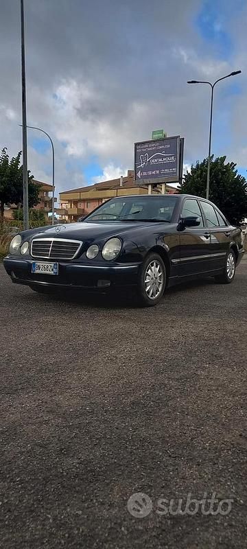 Usata Mercedes E220 2000 Blu Berlina
