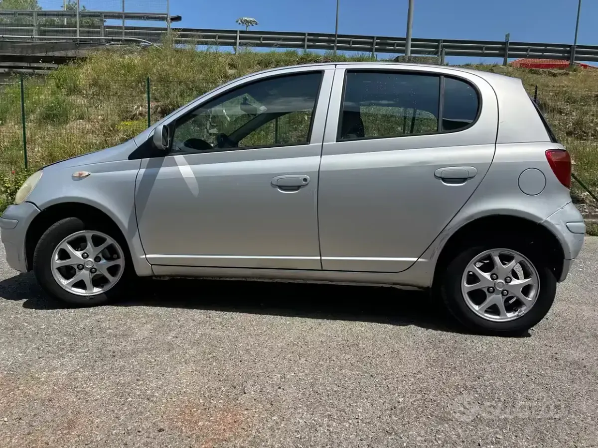 Usata Toyota Yaris 65 CV (47 kW) 2005 Grigio Berlina