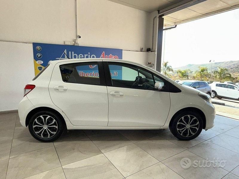 Usata Toyota Yaris Lounge 69 CV (50 kW) 2012 Bianco Berlina
