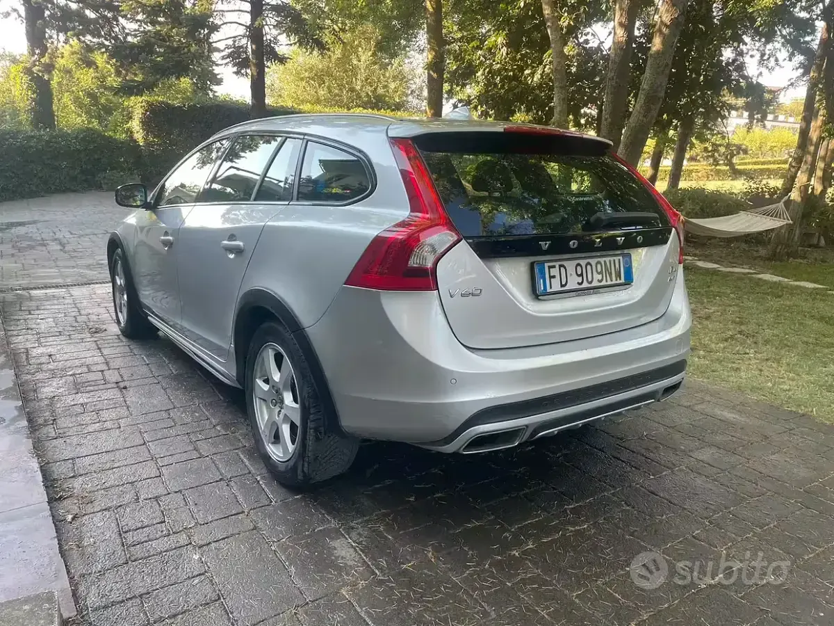 Usata Volvo V60 CC 190 CV (139 kW) 2016 Grigio Station wagon