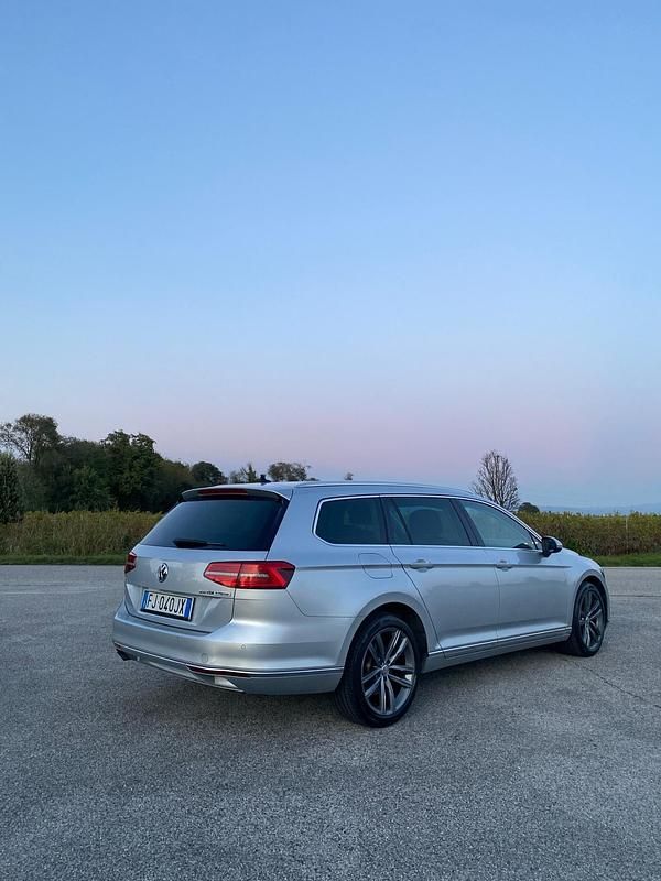 Usata VW Passat Highline 190 CV (139 kW) 2017 Grigio Station wagon