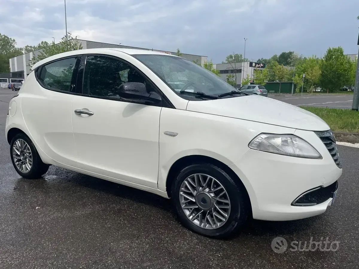 Gebraucht Lancia Ypsilon S 95 PS (69 kW) 2012 Weiß Kleinwagen