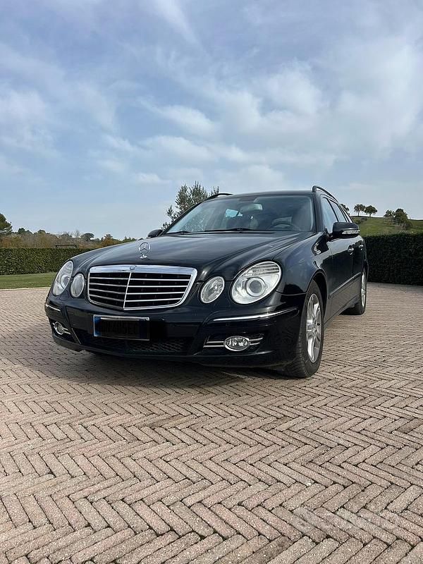 Nero Usata 2007 Mercedes E220 Station wagon | 6000 € (Molto cara) - Immagine 1/4