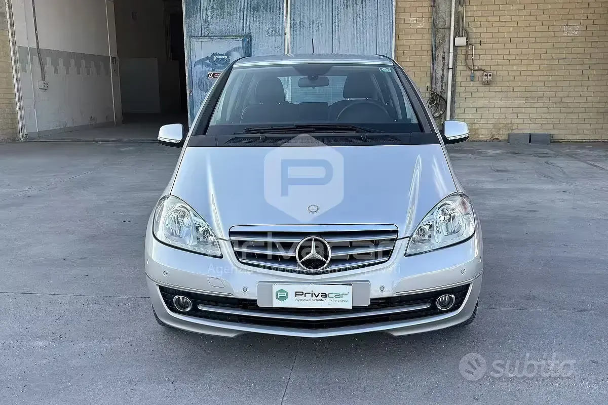 Usata Mercedes A180 Premium 109 CV (80 kW) 2012 Grigio Utilitaria