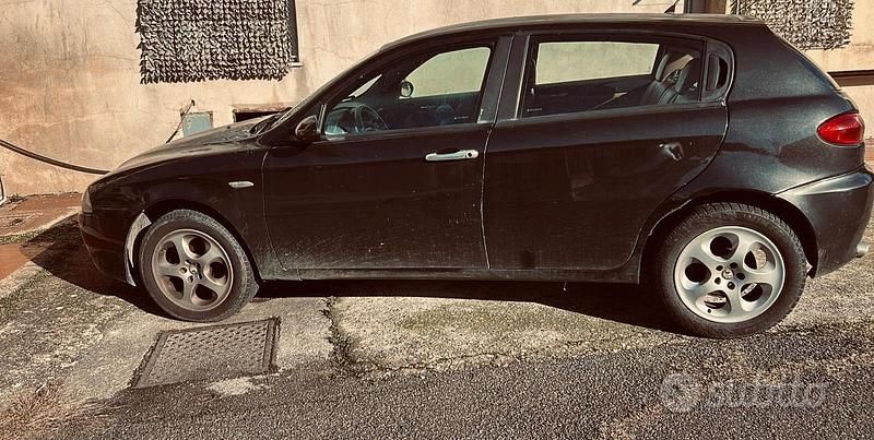 Usata Alfa Romeo 147 120 CV (88 kW) 2006 Nero Utilitaria
