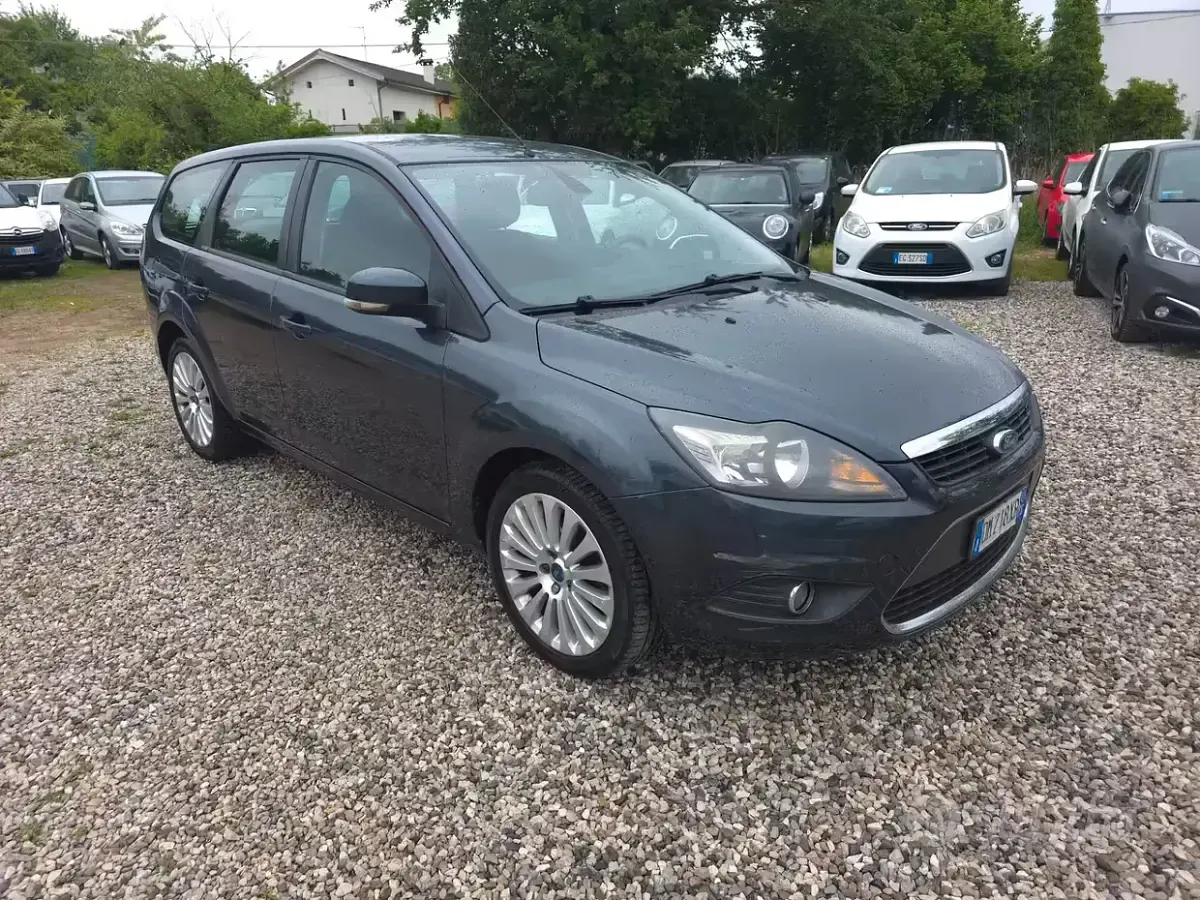 Käytetty Ford Focus 90 HP (66 kW) 2008 Harmaa Farmari