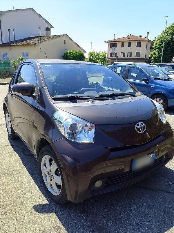 Käytetty Toyota iQ 68 HP (50 kW) 2009 Violetti Viistoperä