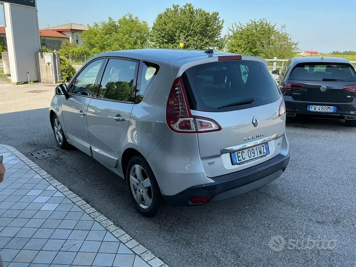 Usata Renault Scénic 110 CV (80 kW) 2010 Grigio Monovolume