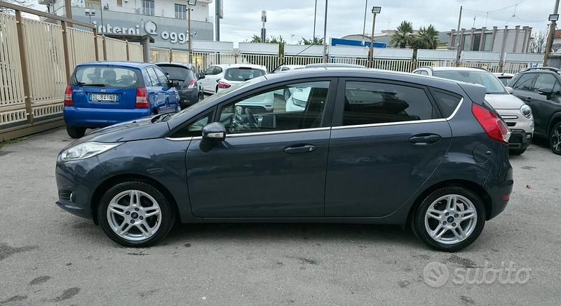 Usata Ford Fiesta Titanium 75 CV (55 kW) 2013 Grigio Berlina