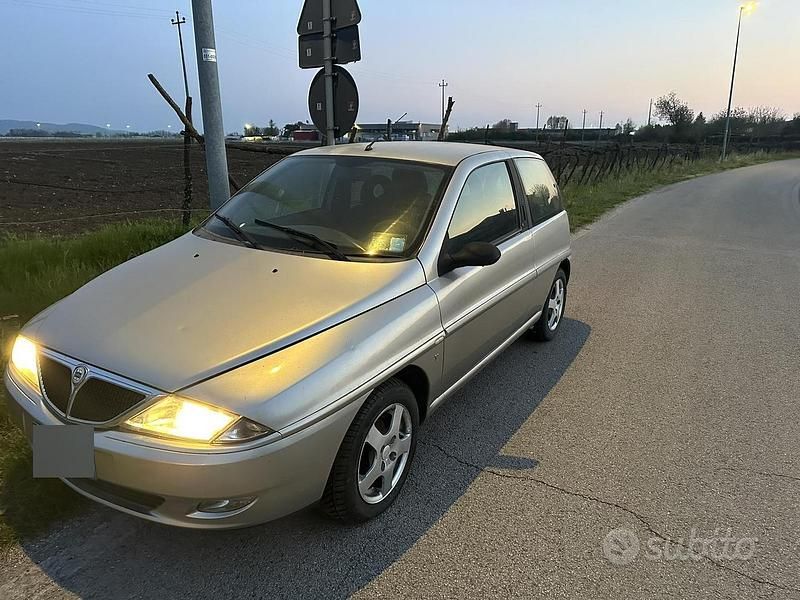 Usata Lancia Ypsilon 60 CV (44 kW) 2001 Grigio Utilitaria