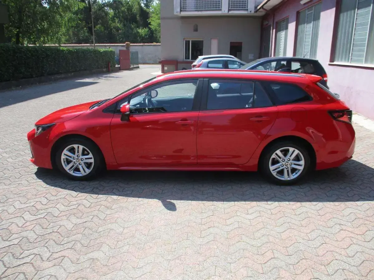 Usata Toyota Corolla Active 140 CV (102 kW) 2022 Rosso Station wagon