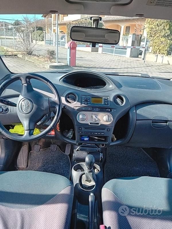 Usata Toyota Yaris 65 CV (47 kW) 2003 Berlina
