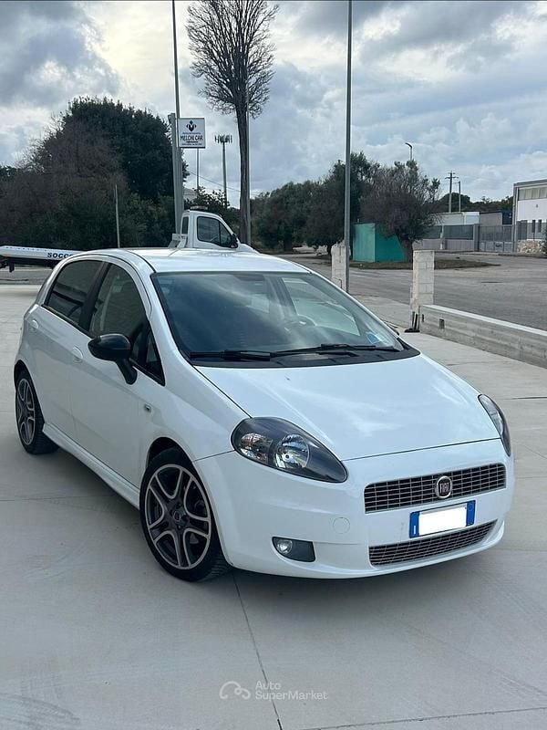 Bianco Usata 2009 Fiat Grande Punto Sport Utilitaria | 3750 € (Buon prezzo) - Immagine 1/4