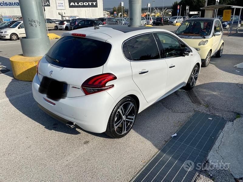 Usata Peugeot 208 GT-line 2016 Bianco Utilitaria