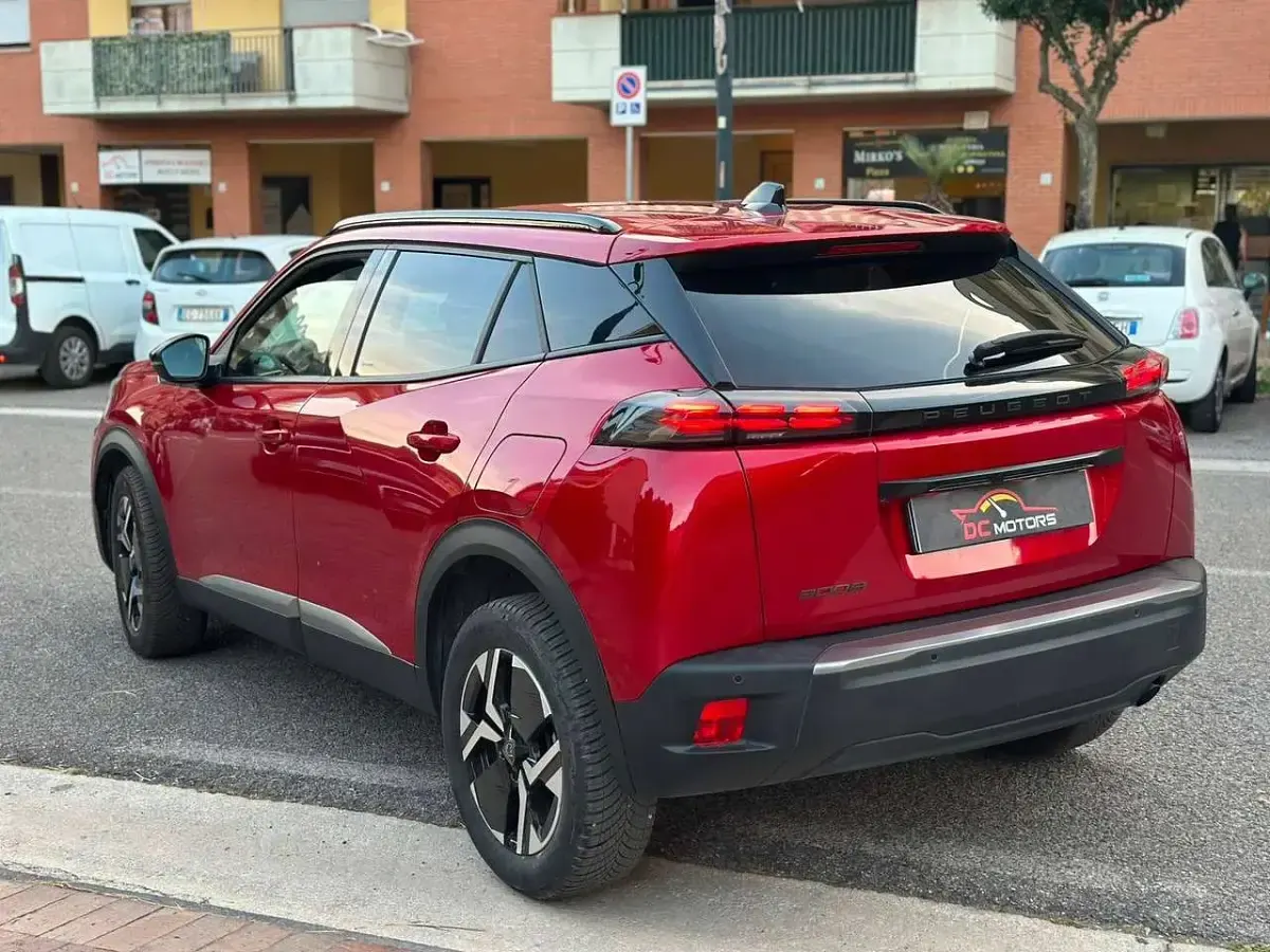 Usata Peugeot 2008 Allure 101 CV (74 kW) 2023 Rosso SUV