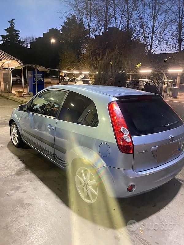 Usata Ford Fiesta 75 CV (55 kW) 2006 Berlina