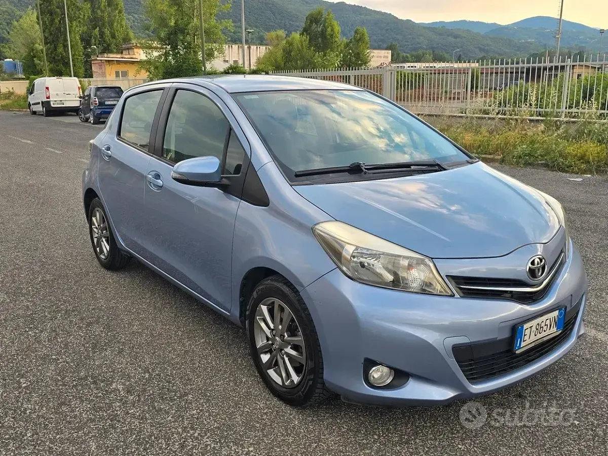 Usata Toyota Yaris Active 69 CV (50 kW) 2014 Blu Utilitaria
