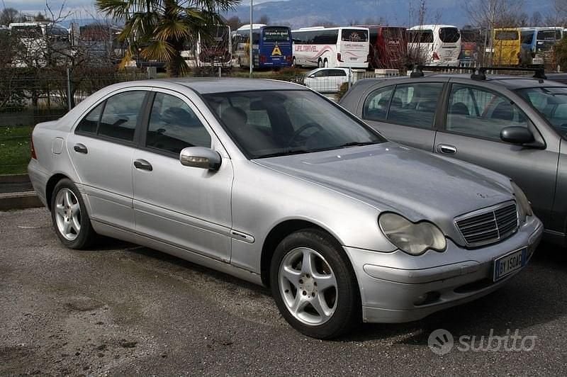 Usata Mercedes C220 Elegance 143 CV (105 kW) 2001 Grigio Berlina