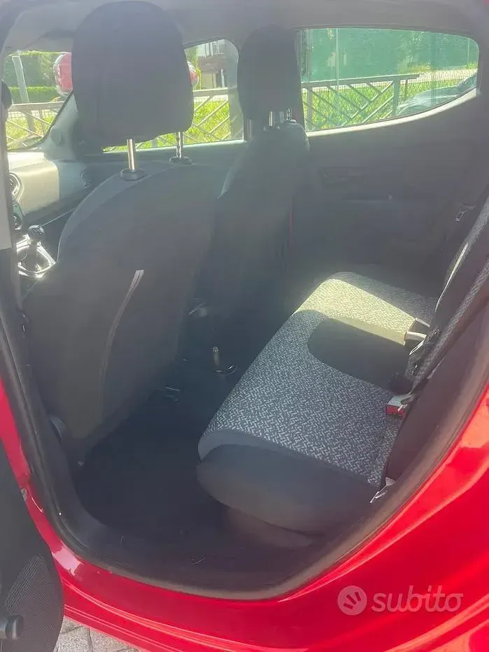 Usata Lancia Ypsilon Gold 69 CV (50 kW) 2018 Rosso Utilitaria