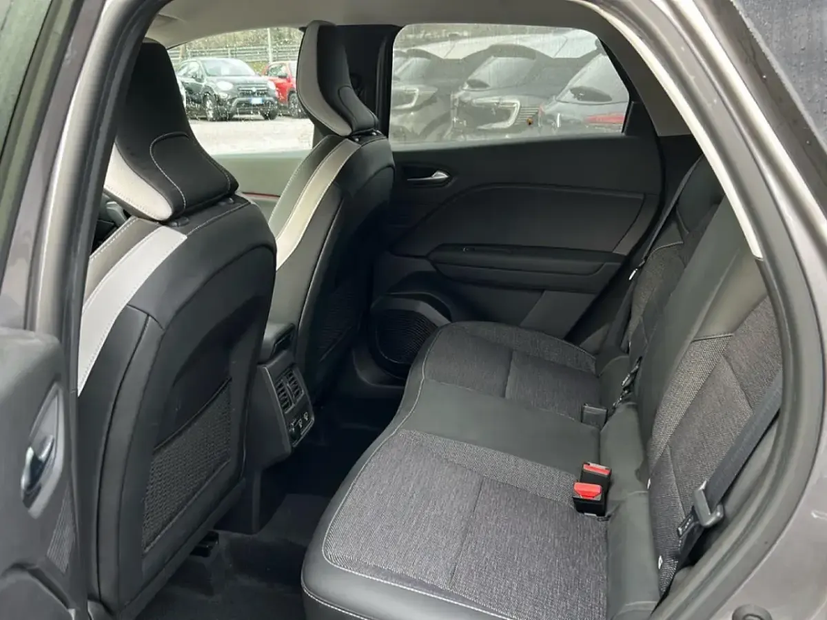 Usata Renault Captur Techno 145 CV (106 kW) 2022 Grigio SUV