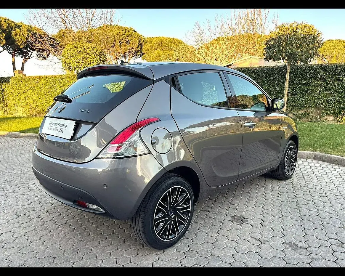Usata Lancia Ypsilon Gold 69 CV (50 kW) 2023 Grigio Utilitaria
