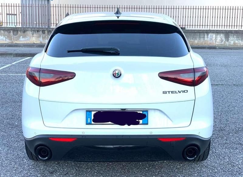 Usata Alfa Romeo Stelvio Business 160 CV (117 kW) 2021 Bianco SUV