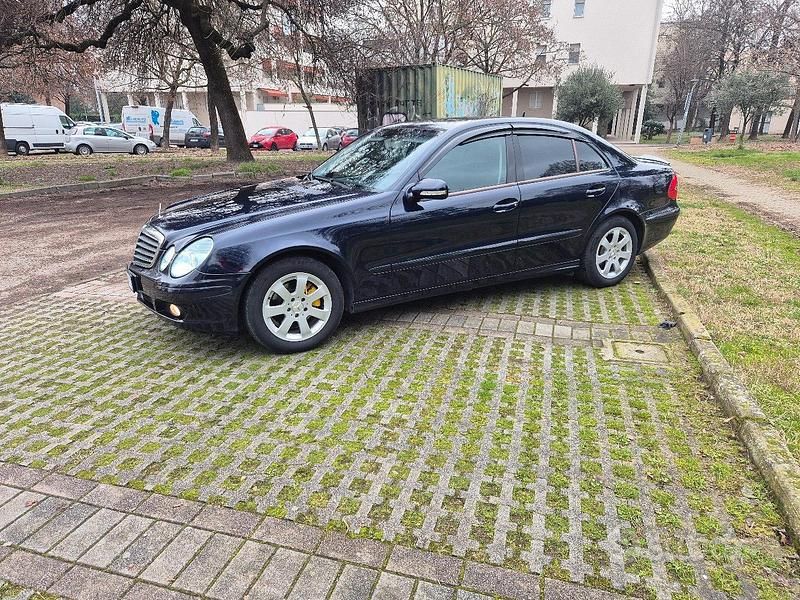 Usata Mercedes E220 170 CV (125 kW) 2007 Blu Berlina
