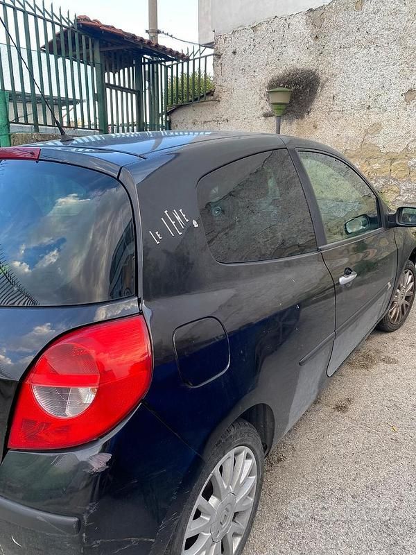 Usata Renault Clio II LE 75 CV (55 kW) 2008 Nero