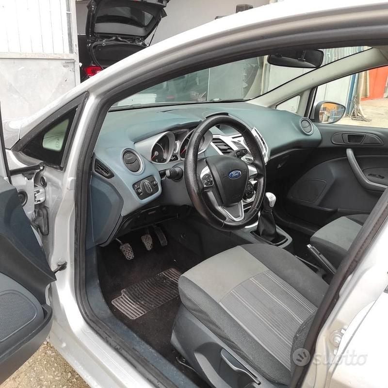 Usata Ford Fiesta 97 CV (71 kW) 2010 Grigio Utilitaria
