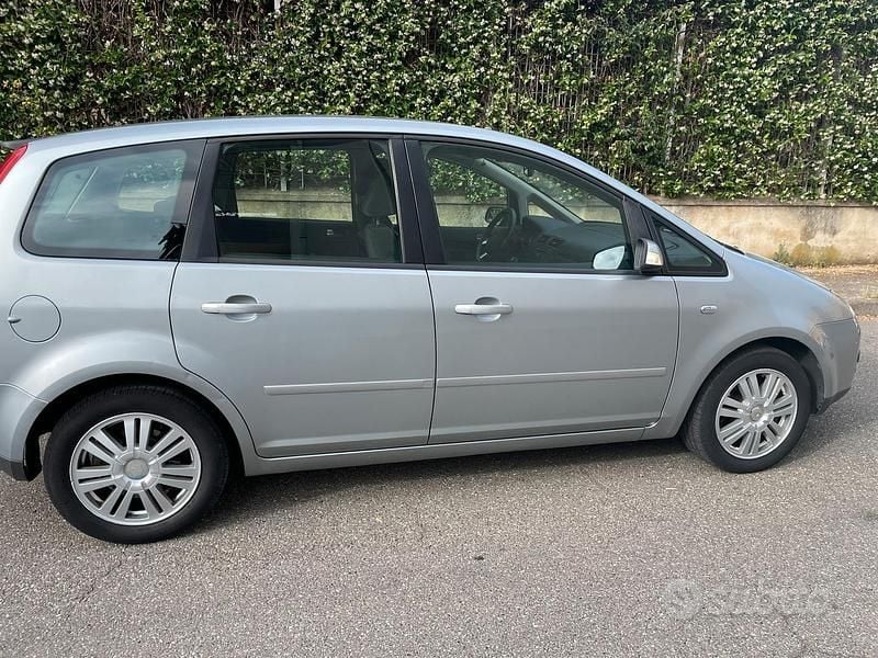 Begagnad Ford Focus 110 HK (80 kW) 2004 Grå Minibuss