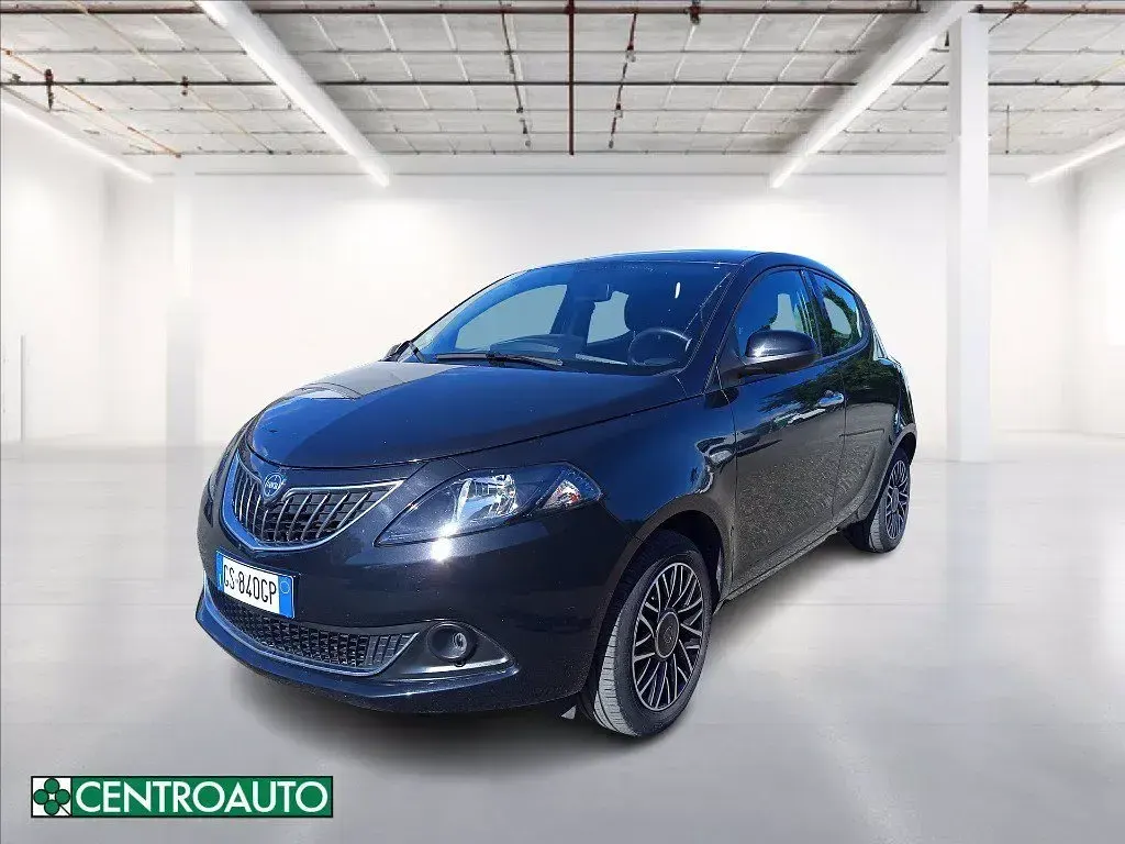 Usata Lancia Ypsilon Gold 70 CV (51 kW) 2024 Nero pastello Utilitaria
