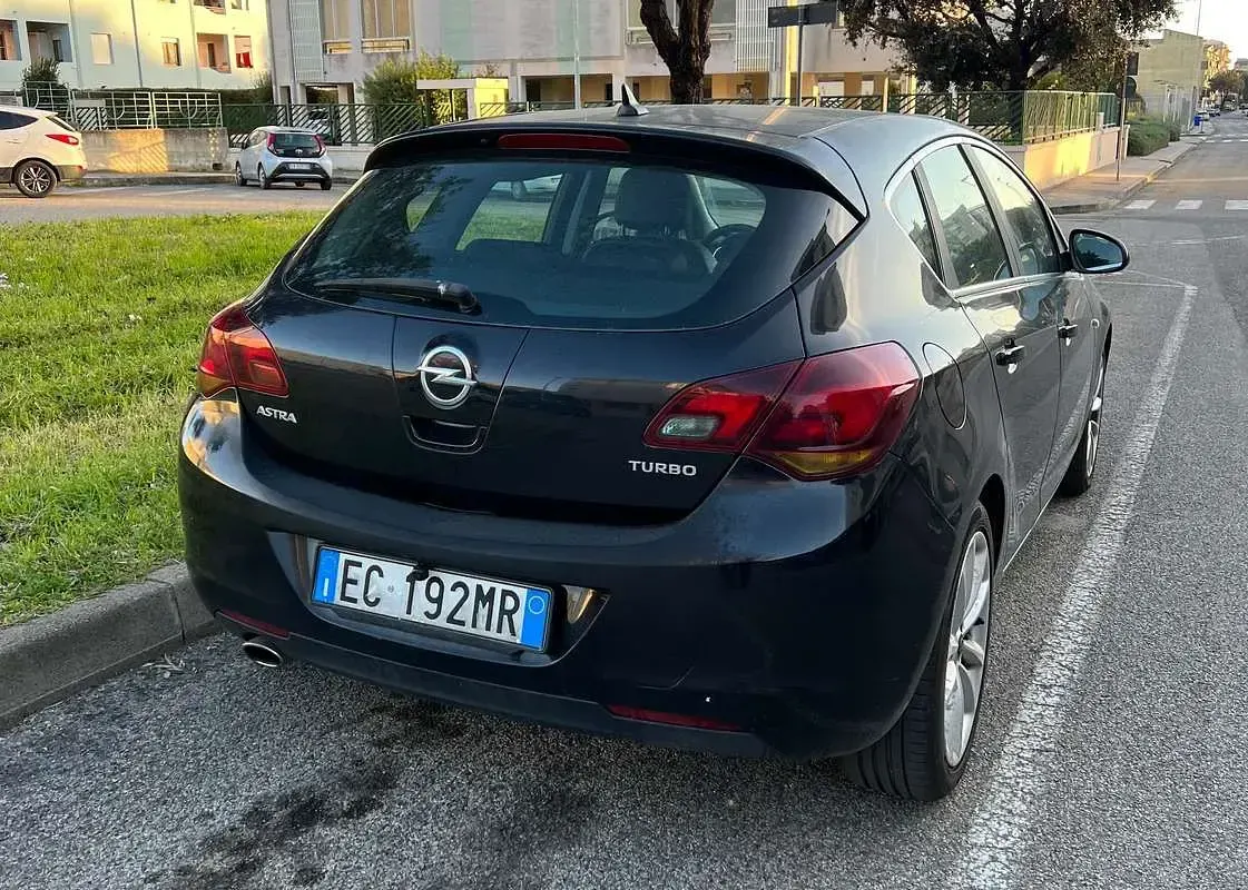 Usata Opel Astra Cosmo 140 CV (102 kW) 2010 Nero Berlina