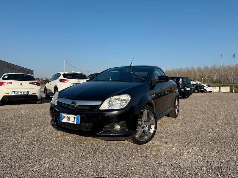 Usata Opel Tigra Sport 90 CV (66 kW) 2008 Nero Cabrio