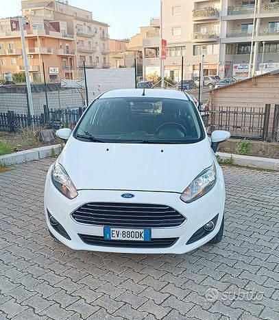 Usata Ford Fiesta Titanium 75 CV (55 kW) 2014 Bianco Utilitaria