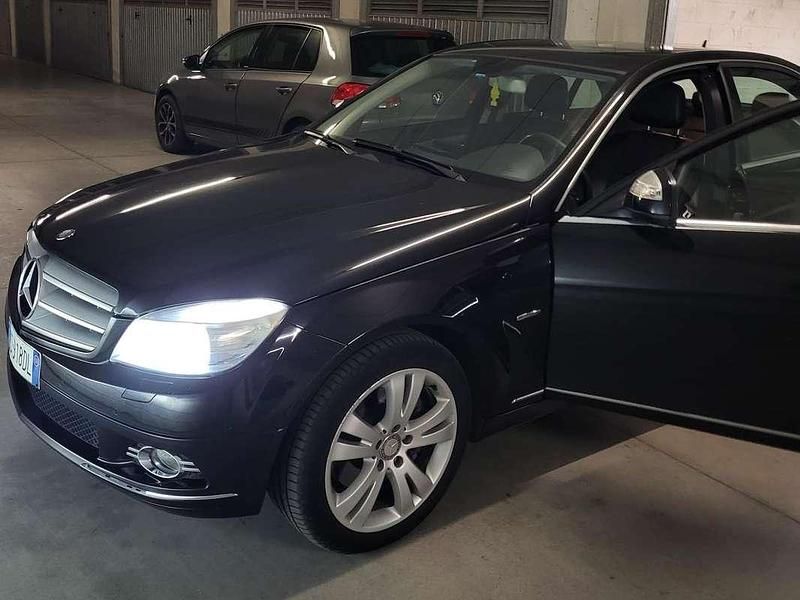Usado Mercedes C320 224 CV (164 kW) 2008 Negro Berlina