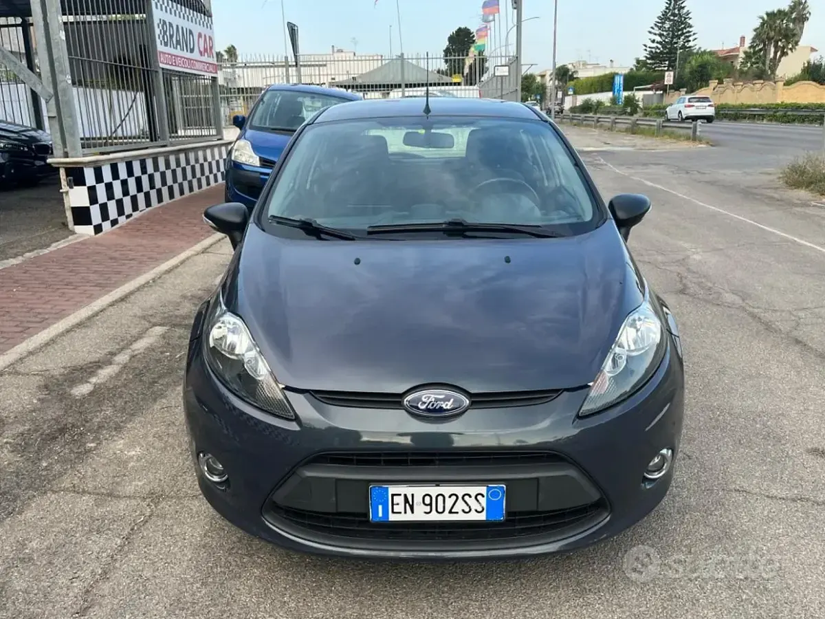 Usata Ford Fiesta Titanium 92 CV (67 kW) 2012 Grigio Berlina