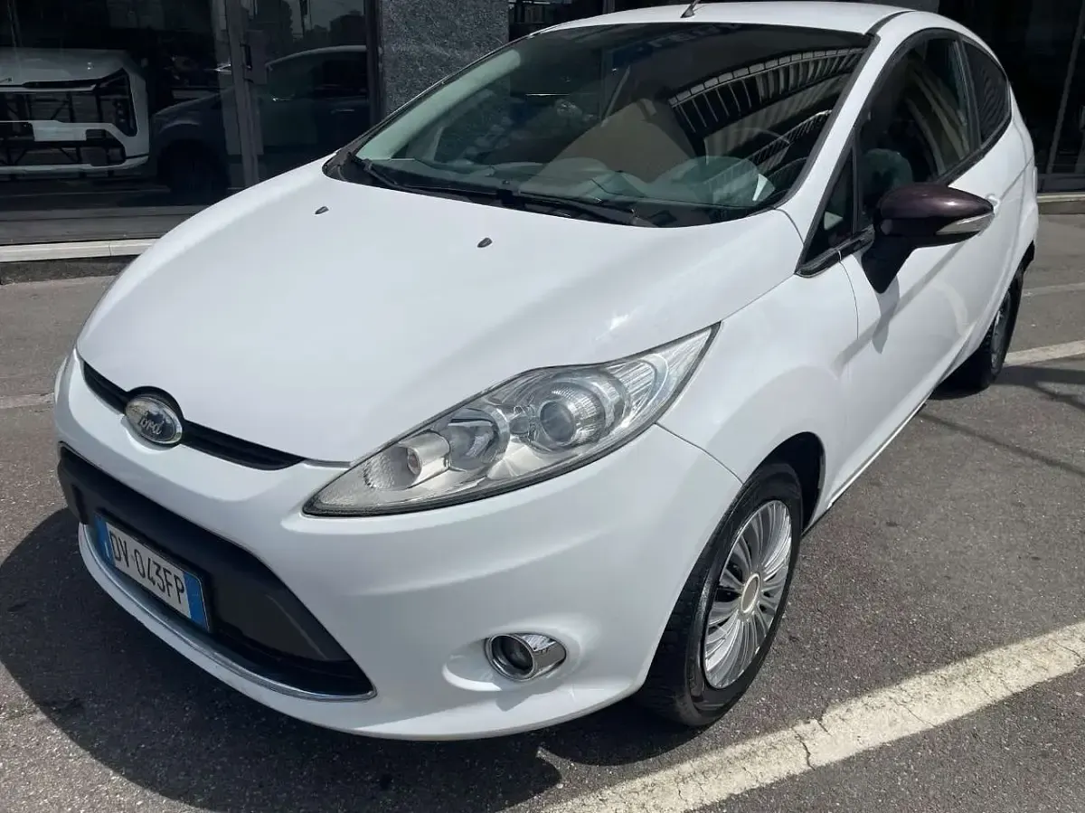 Usata Ford Fiesta 82 CV (60 kW) 2009 Bianco Berlina