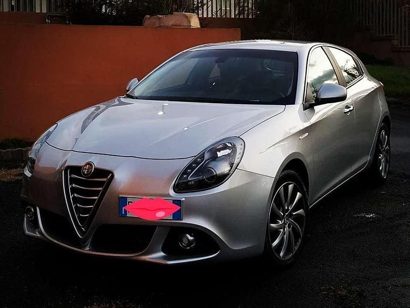 Grigio Usata 2016 Alfa Romeo Giulietta Distinctive Due volumi | 10.490 € (Buon prezzo) - Immagine 1/4