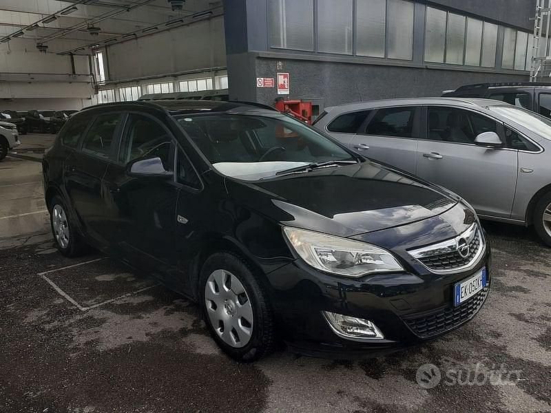 Usata Opel Astra 101 CV (74 kW) 2011 Nero Station wagon