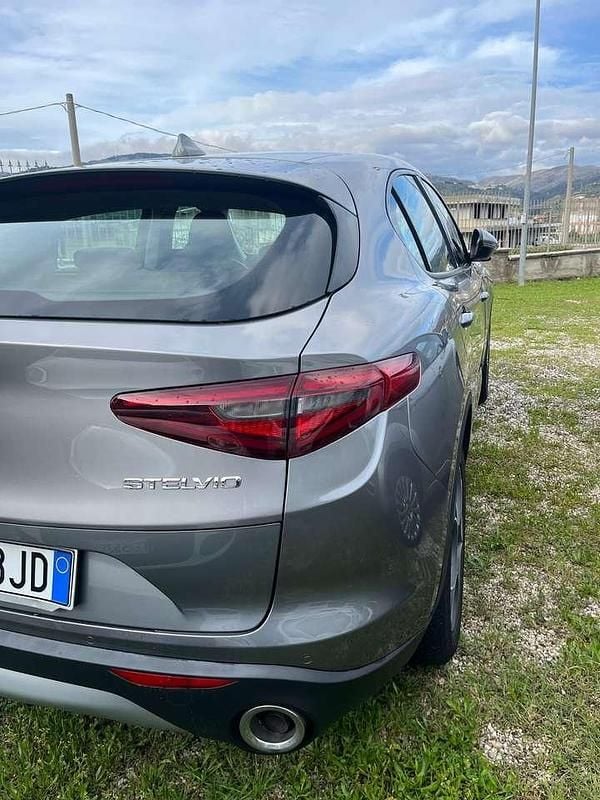 Usata Alfa Romeo Stelvio Executive 209 CV (153 kW) 2017 Grigio SUV