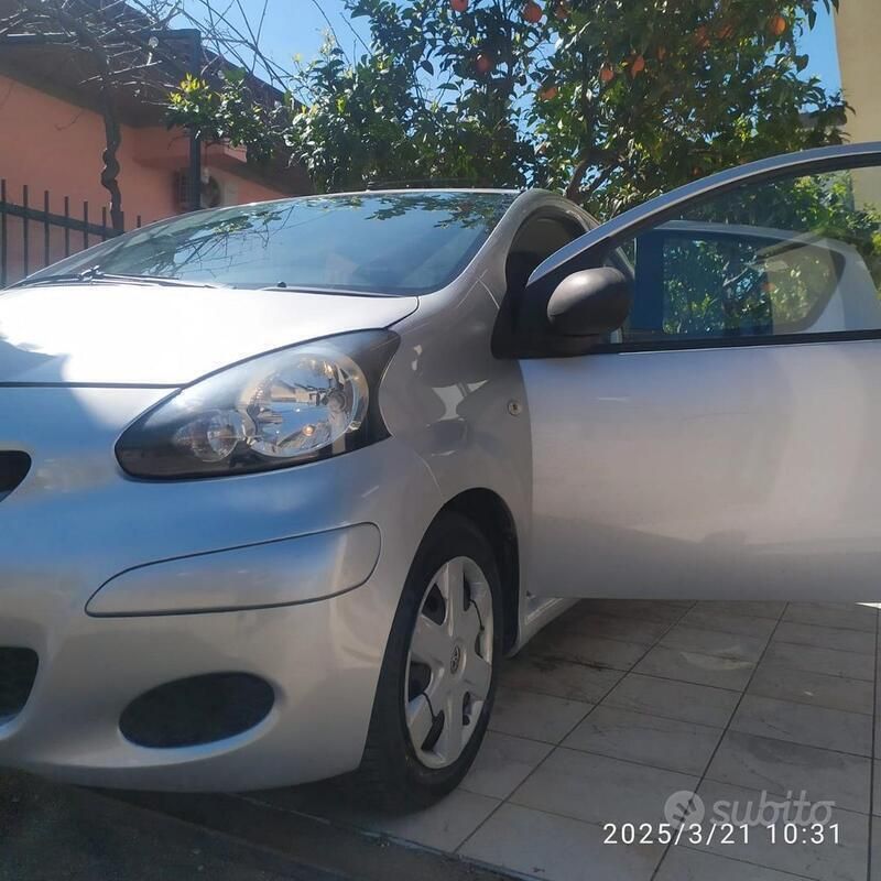 Grigio Usata 2009 Toyota Aygo Due volumi | 5500 € (Cara) - Immagine 1/4