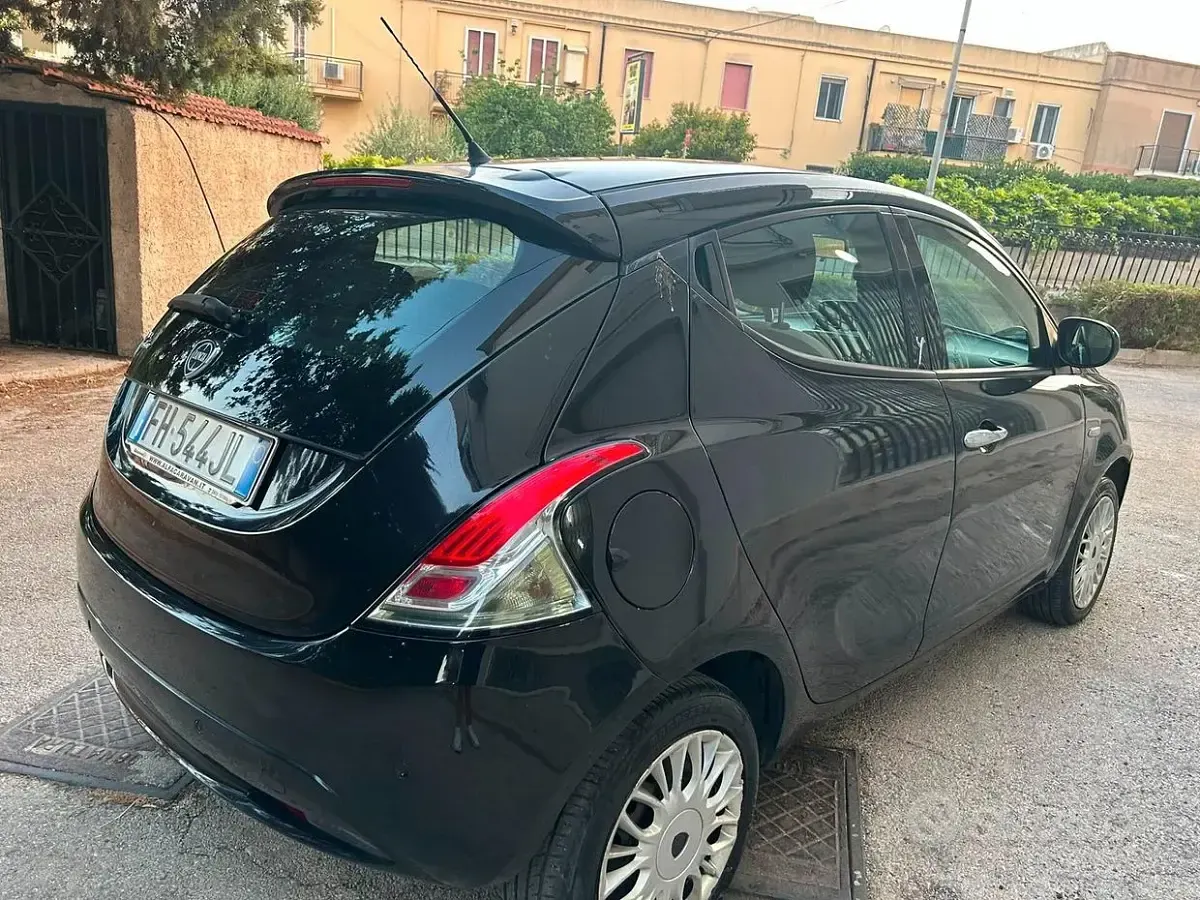 Usata Lancia Ypsilon Gold 69 CV (50 kW) 2017 Nero Utilitaria