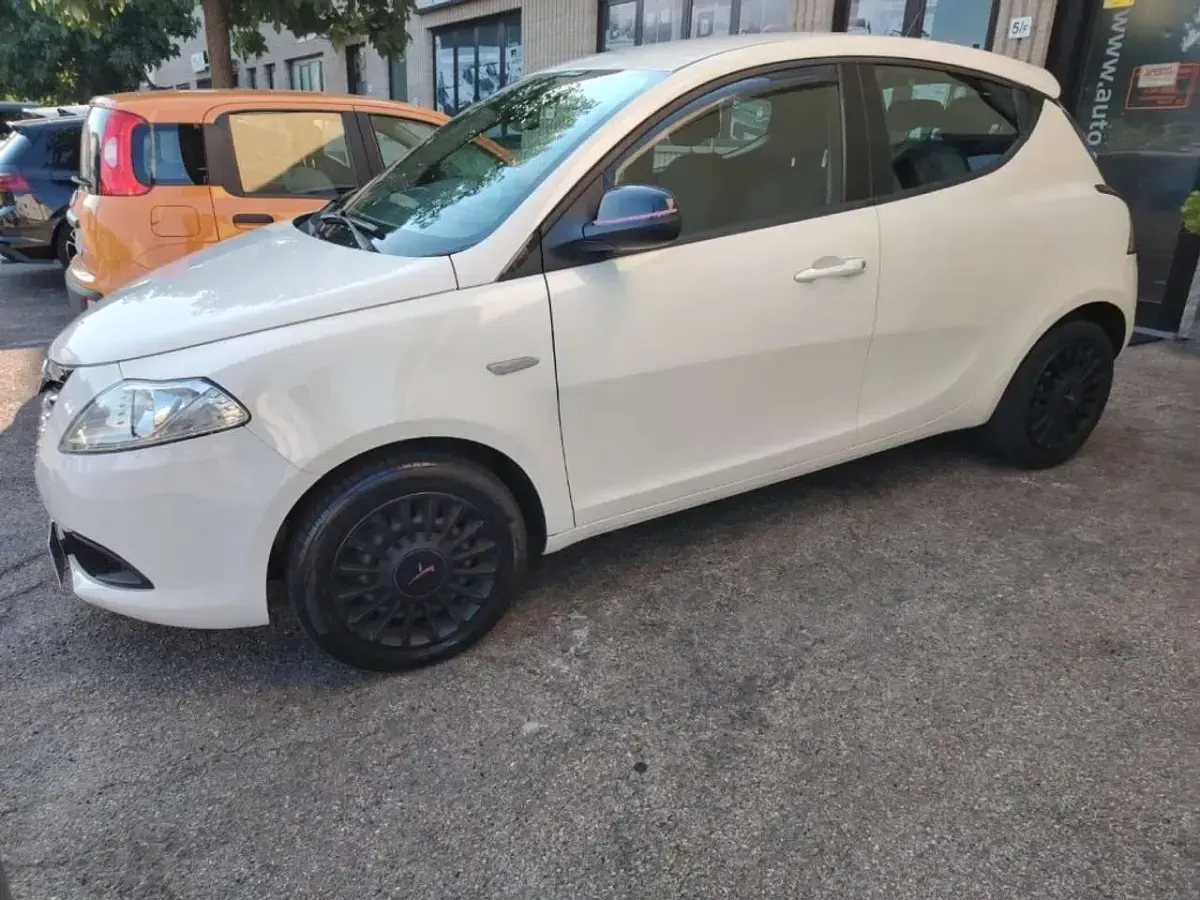 Usata Lancia Ypsilon 69 CV (50 kW) 2013 Bianco gelato metallizzato Utilitaria