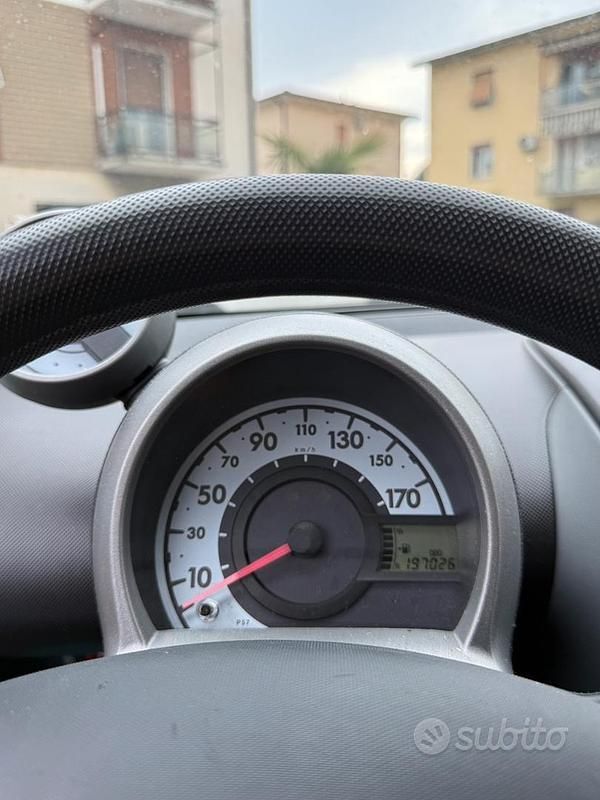 Usata Peugeot 107 68 CV (50 kW) 2009 Rosso Utilitaria