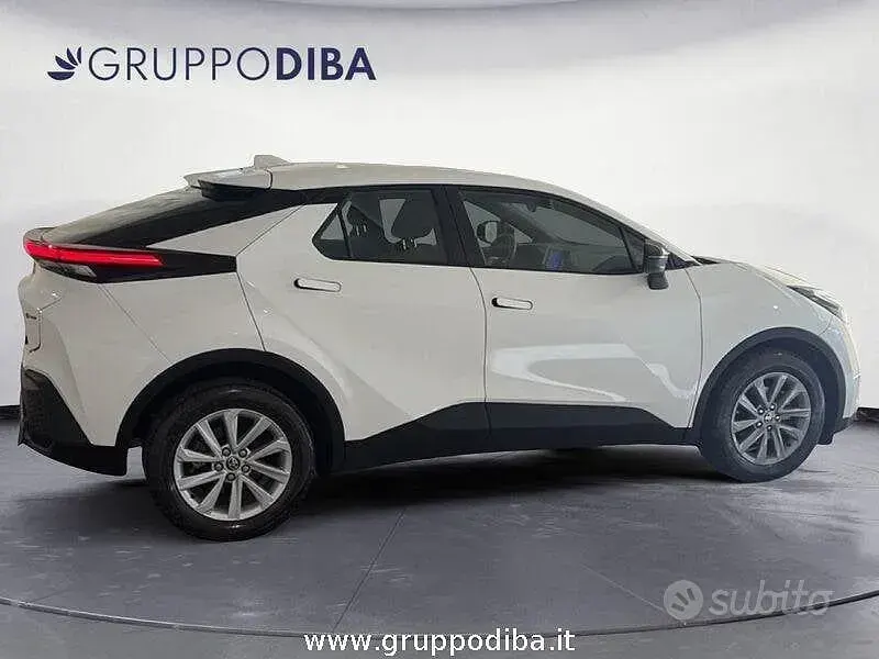 Usata Toyota C-HR Active 140 CV (102 kW) 2024 Bianco SUV
