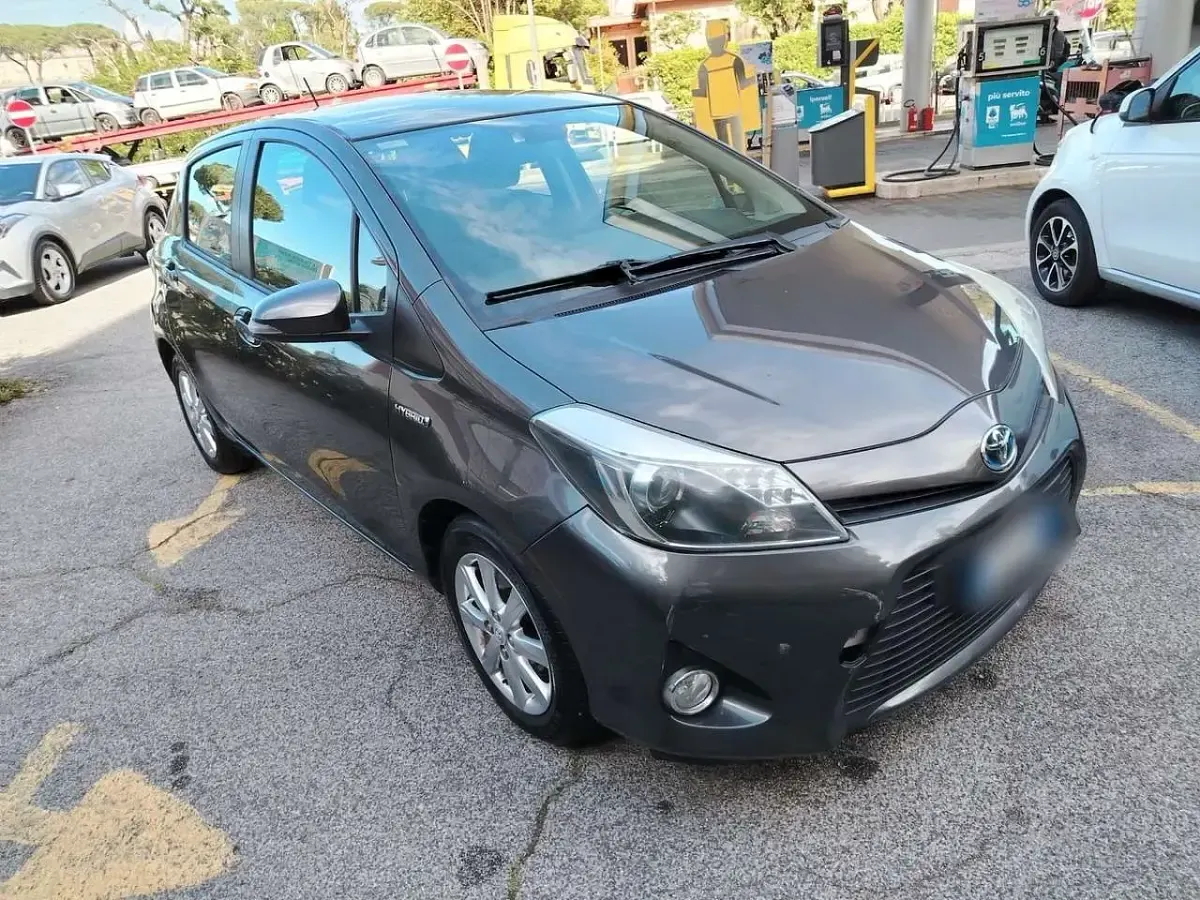 Usata Toyota Yaris Hybrid Lounge 75 CV (55 kW) 2014 Grigio Berlina