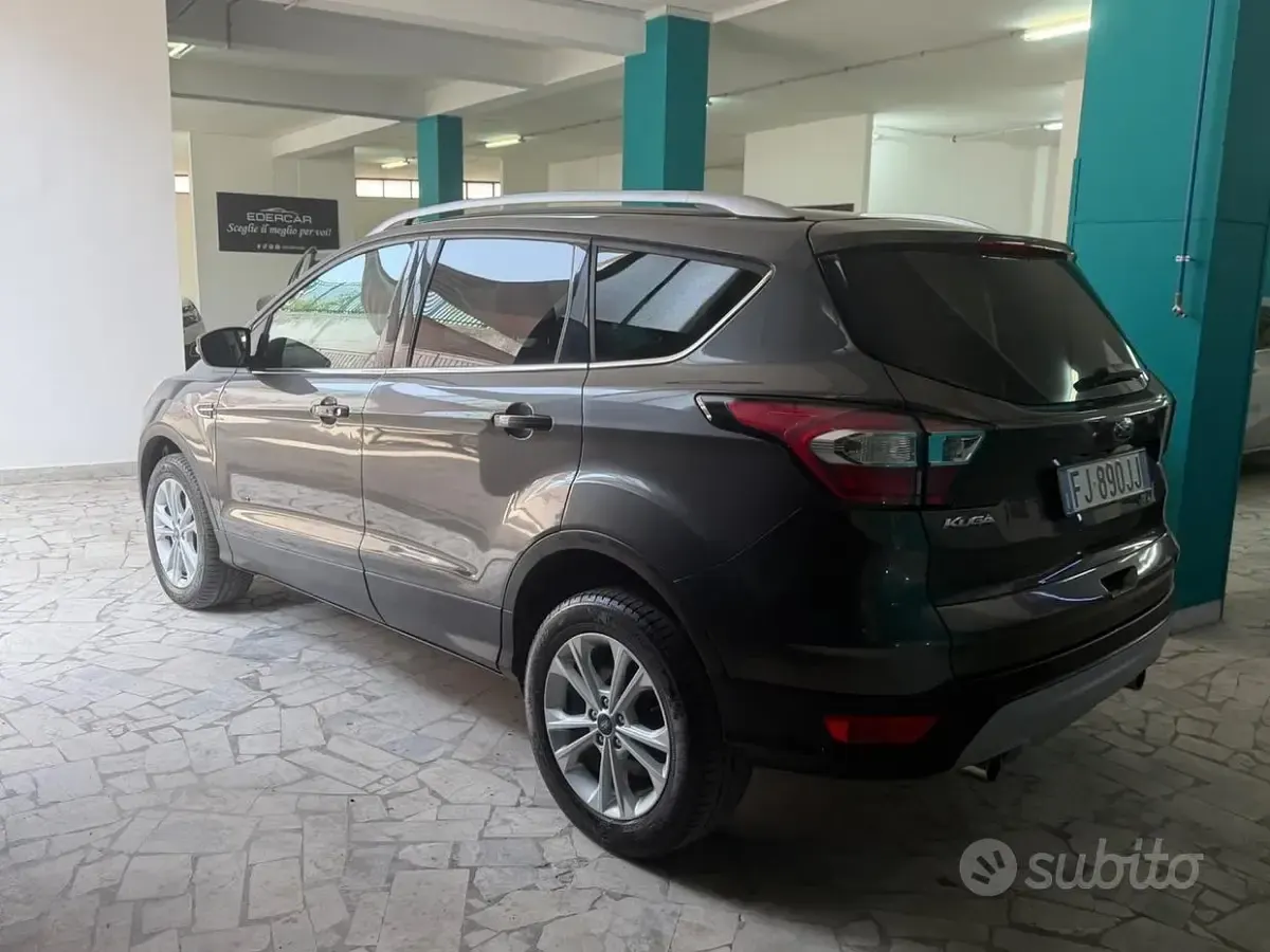 Usata Ford Kuga 150 CV (110 kW) 2017 Grigio SUV