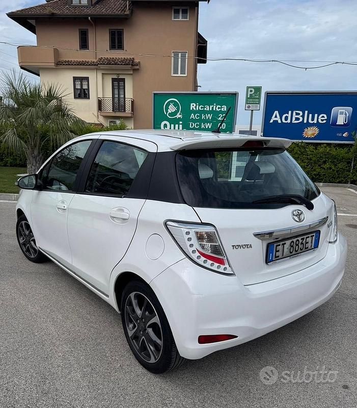 Usata Toyota Yaris 69 CV (50 kW) 2014 Bianco Utilitaria