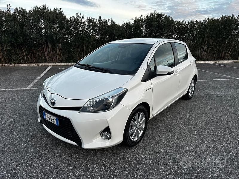 Bianco Usata 2012 Toyota Yaris Hybrid Lounge Tre volumi | 8900 € (Buon prezzo) - Immagine 1/4