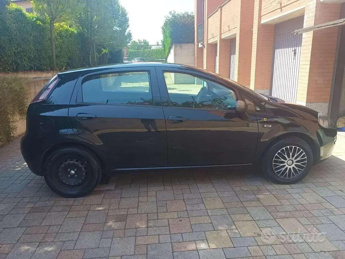 Usata Fiat Grande Punto 77 CV (56 kW) 2015 Bluazzurro Utilitaria
